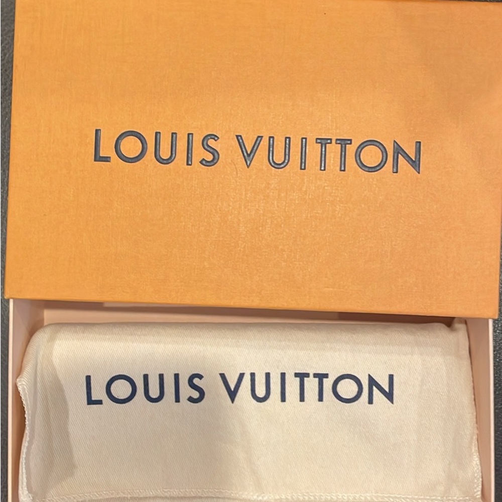 Louis Vuitton Blush Capucine Leather Wallet in Great Condition - Picture 2 of 11